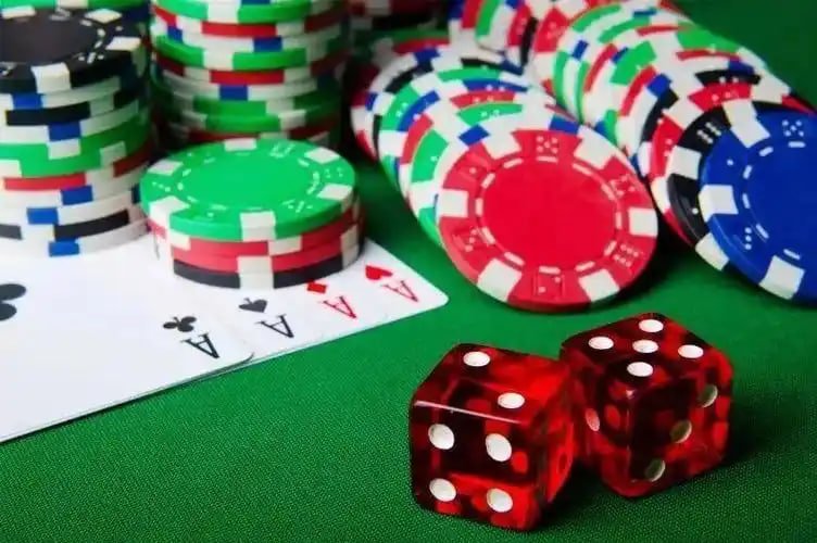 Tabel pembayaran simbol Erek Erek dengan nilai dan pengganda untuk setiap kombinasi